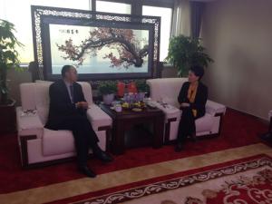 鄺遠(yuǎn)平與河南省工商聯(lián)副主席、鄭州市工商聯(lián)主席薛景霞